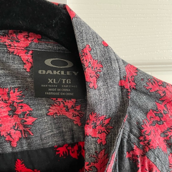 Casual Oakley short sleeve button down - Picture 2 of 2